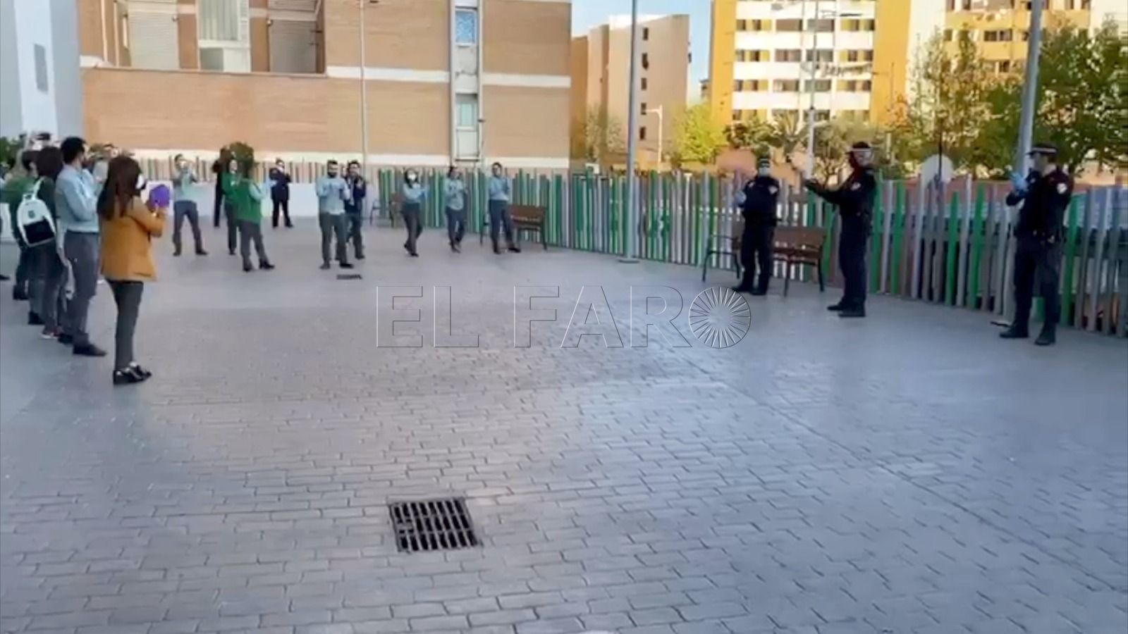 Policía Local y trabajadores del Mercadona se agradecen el esfuerzo mutuamente