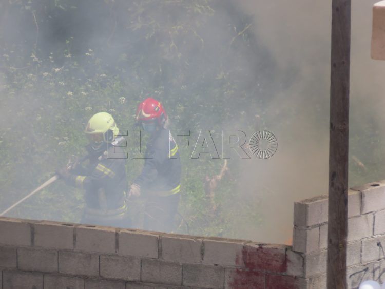 https://desarrollo.elfarodeceuta.es/wp-content/uploads/2020/05/bomberos-incendio-11.jpeg
