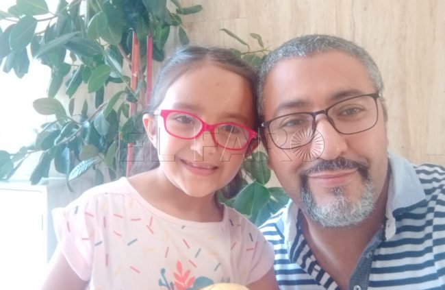 Salma abraza “por fin” a su padre