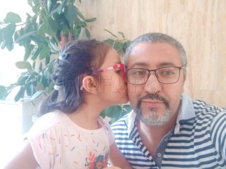 salma-abraza-padre