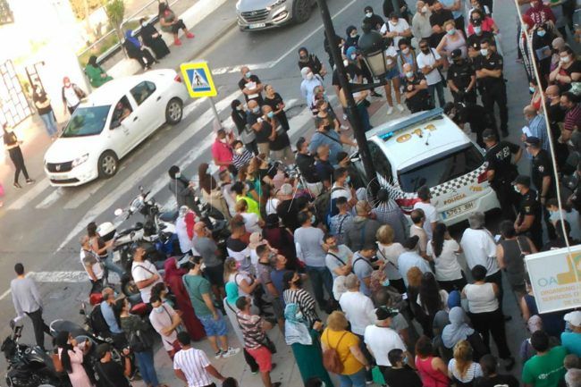 Cientos de personas bloquean las oficinas del Registro del Ceuta Center