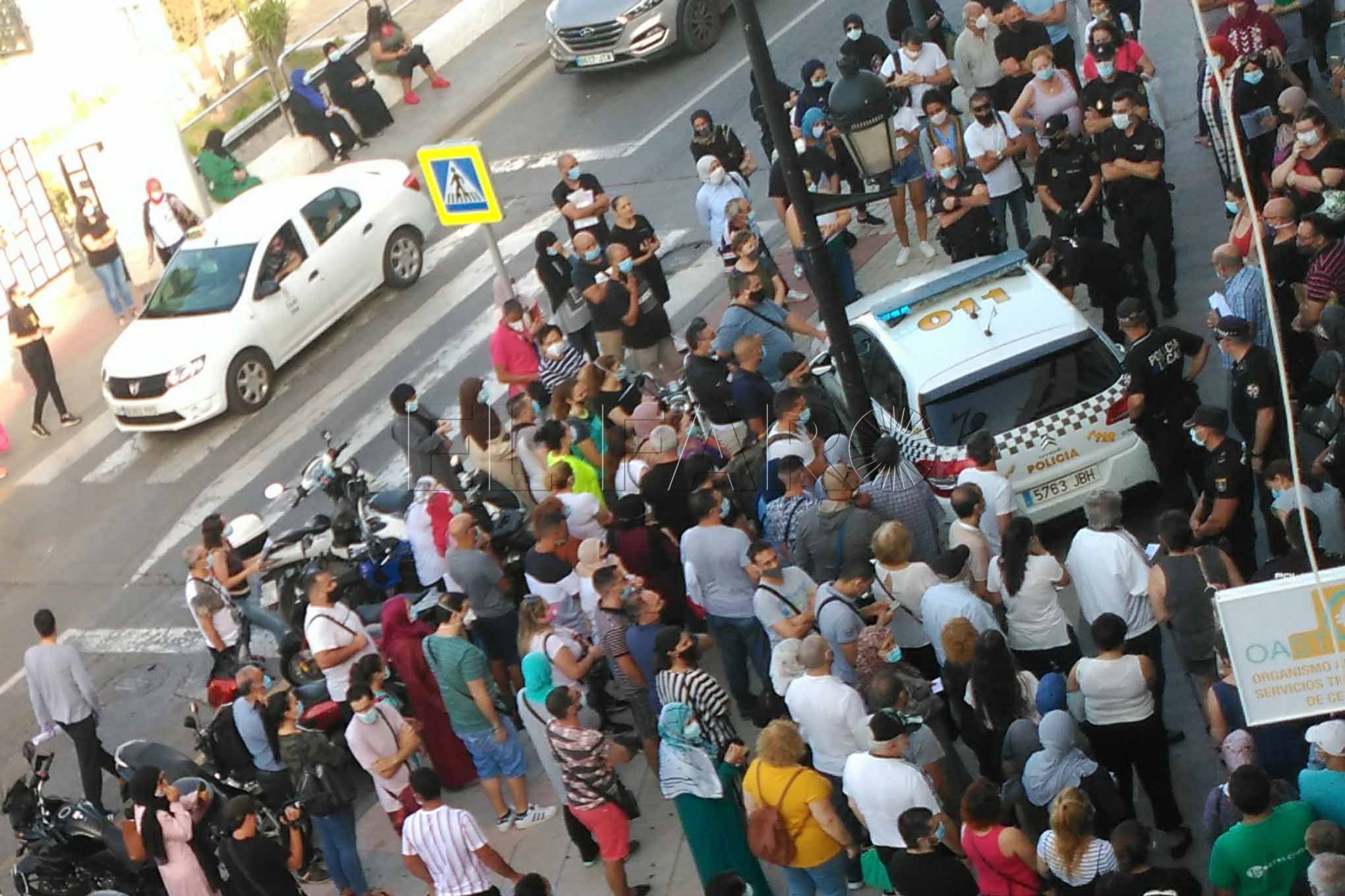 Cientos de personas bloquean las oficinas del Registro del Ceuta Center