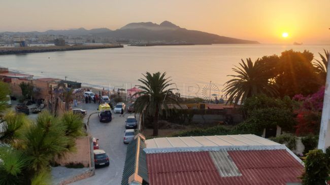 La Policía Local interviene una catana y un palo tras una reyerta multitudinaria en la playa de San Amaro