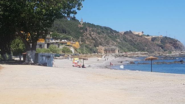 «Pelotazos peligrosos y cero vigilancia»: una playa del Trampolín «sin control»