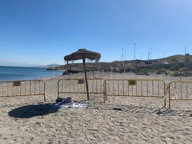 Vallas de obra instaladas en la playa del Tarajal para evitar huidas de marroquíes atrapados