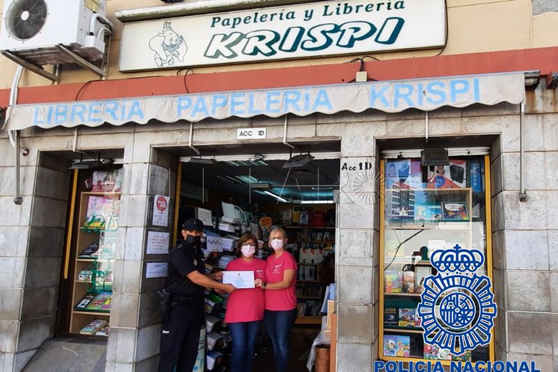 La Jefatura Superior de Policía Nacional entrega un diploma a la papelería Krispi por su colaboración durante la pandemia