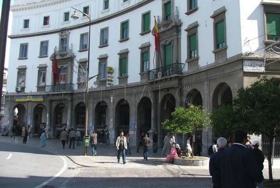 Detenido un subsahariano por intentar colarse en el Consulado de Tetuán con una pistola eléctrica