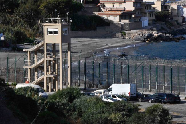 Escapan de la Guardia Civil abandonando un todoterreno y una embarcación