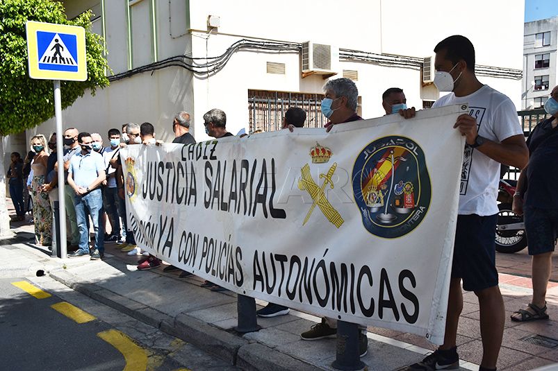 Agentes de Policía se concentran para apoyar a los compañeros heridos por narcos en Algeciras y Estepona