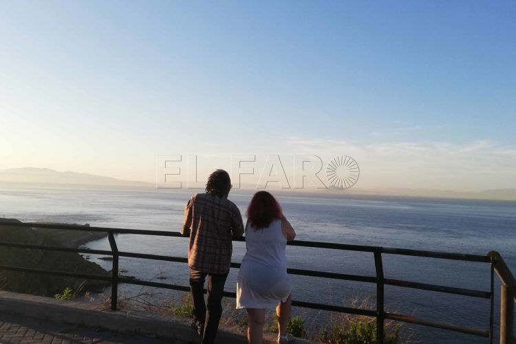 mirando-mar-gente-estrecho