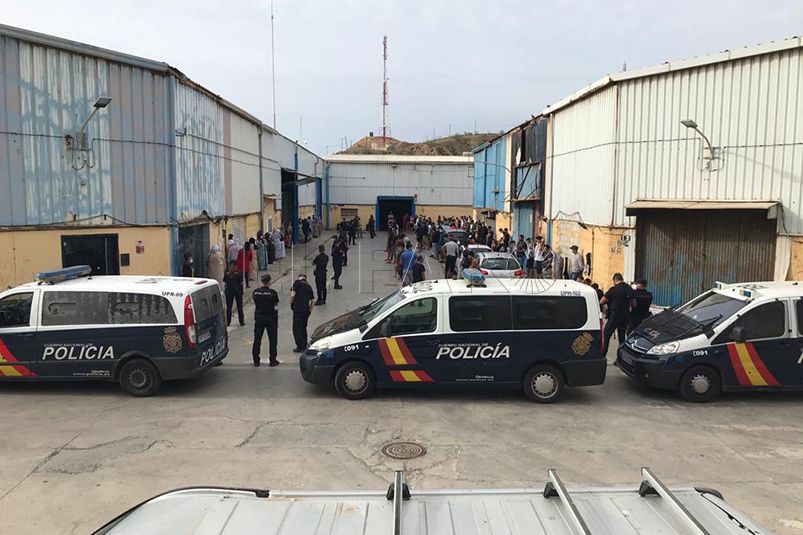 Operación policial en la nave del Tarajal para identificar a todos los ocupantes