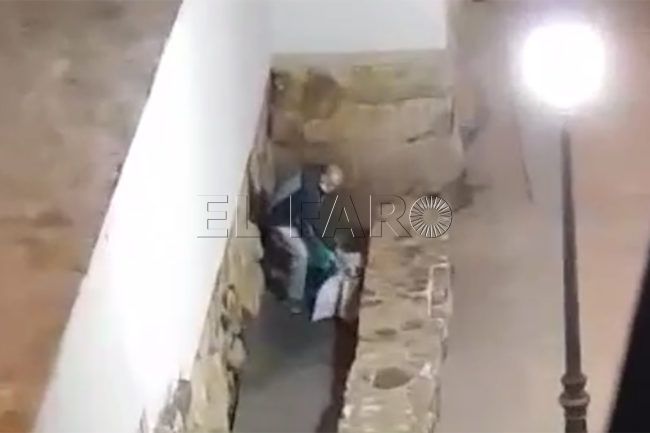 El Faro - Cazan in fraganti a quien arroja bolsas de basura ante la Basílica cada noche