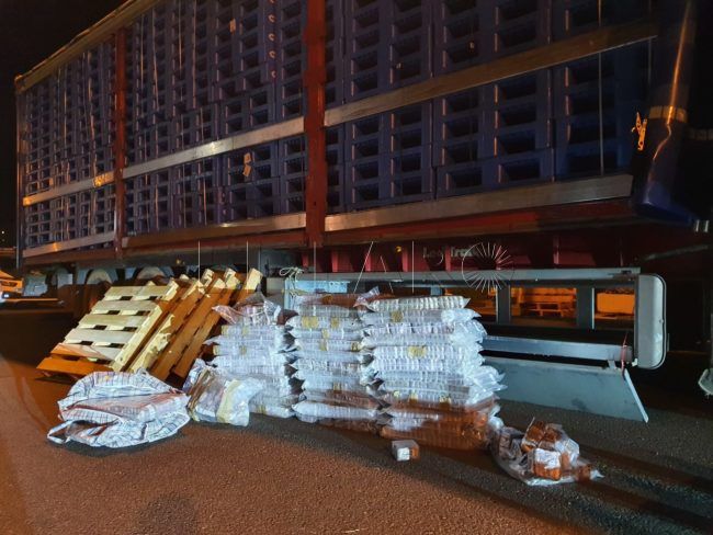 Operación Tiles: tres detenidos y 5 investigados por el pase en Ceuta de 464 kilos en un camión