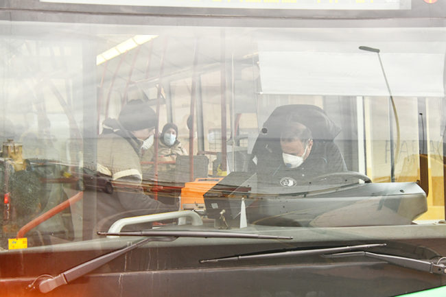 Conductores de autobuses se niegan a hacerse el cribado y reclaman la vacuna