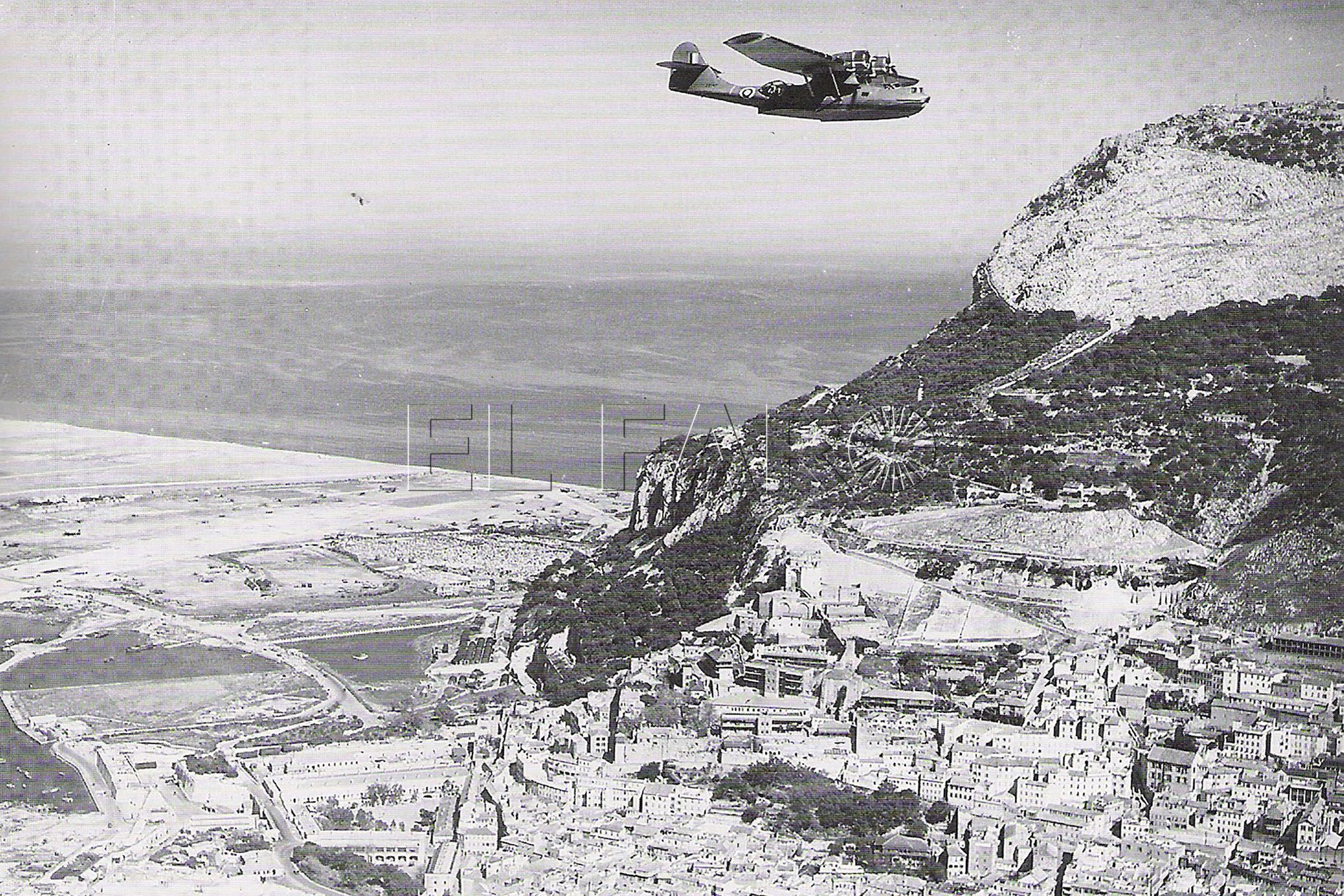 avion-sobrevuela-ciudad-antigua