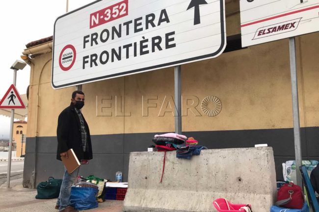 La desesperación de Azziz: vender cosas usadas en la calle para poder comer