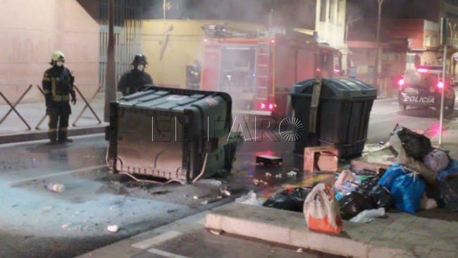 El Faro - Barricadas de contenedores ardiendo y piedras contra Bomberos