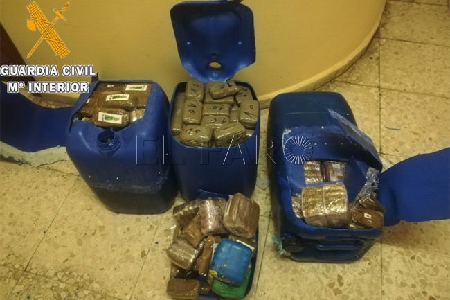 A prisión los tres detenidos con hachís en una patera de pescadores
