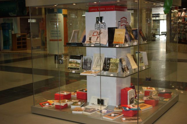 La exposición de libros sobre Ceuta, también frente a la escultura de Calipso