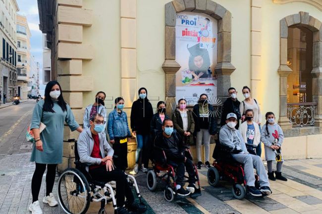 El centro cultural ‘Imam Warsh’ visita la exposición ‘Pintar y Soñar’