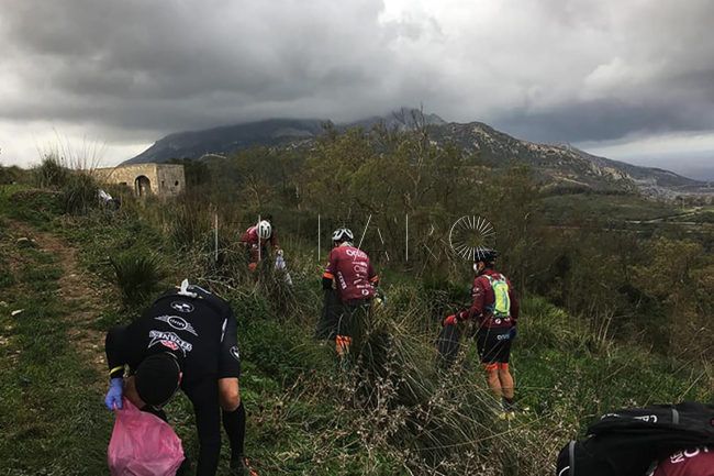 El club de bicicleta de Ceuta recoge basura en la ‘Tortuga’