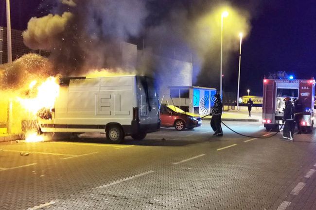 Noche de quemas: arde una furgoneta en La Marina y tres contenedores en toque de queda
