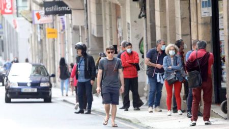 gente-paseando-sin-mascarilla