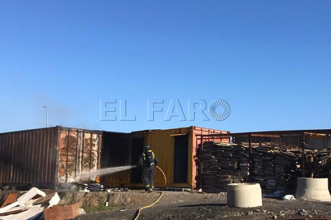 Incendio de dos casetas de obra cerca de la carretera nueva al Tarajal