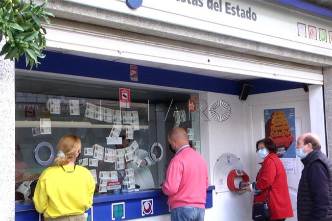Colas en las administraciones: el coronavirus no frena la ilusión del ‘Gordo’