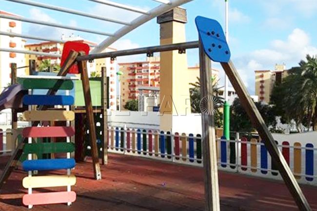 El parque en la Avenida de África permanece «cerrado a los niños y abierto a los salvajes»