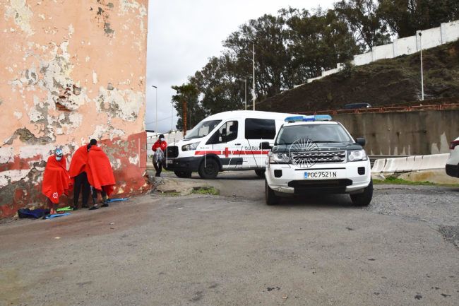 Con aletas, manguitos, gorros: la desesperación de tres inmigrantes por cruzar a Ceuta