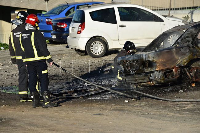 Incendios en la Fiesta Nacional: un coche, contenedores y antes una moto en un portal