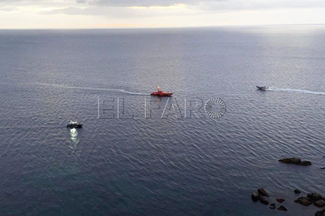 Salvamento y Guardia Civil buscan a un inmigrante en el mar tras la alerta de un menor