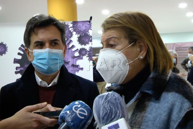 Benarroch defiende que la vacunación se ha hecho a personal de primera línea