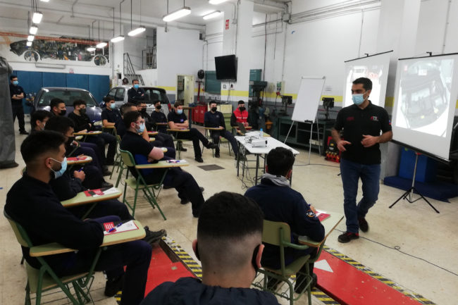 ‘El Almina se hace eléctrico’, un curso  que ayudó a conocer estos vehículos