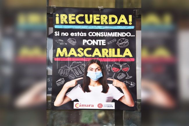 El Faro - Un cartel en la hostelería advierte de la obligación de mantener la mascarilla