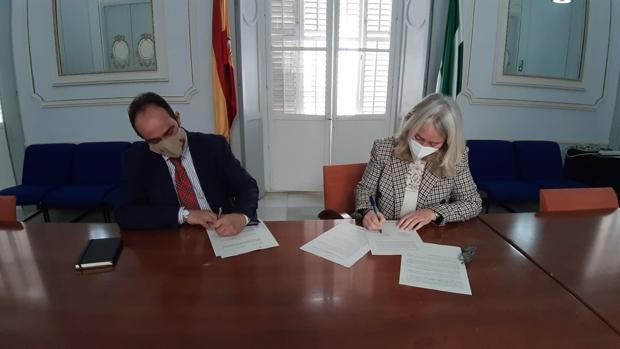 El ceutí Darío Bernal dona más de 300 libros al Conjunto Arqueológico de Baelo Claudia
