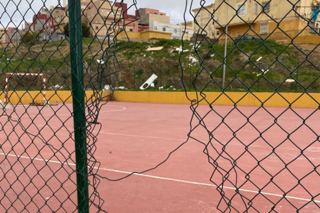 El PSOE exige la reparación «inmediata» de la pista deportiva del Príncipe Felipe