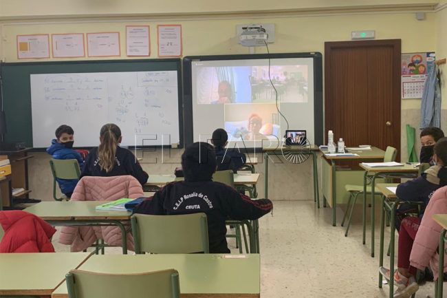La Mujer y la Niña en la Ciencia: alas a futuras investigadoras del ‘Rosalía de Castro’