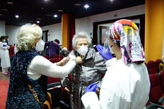 Los mayores de 80 años se vacunan: empiezan a ver el final de “la pesadilla”