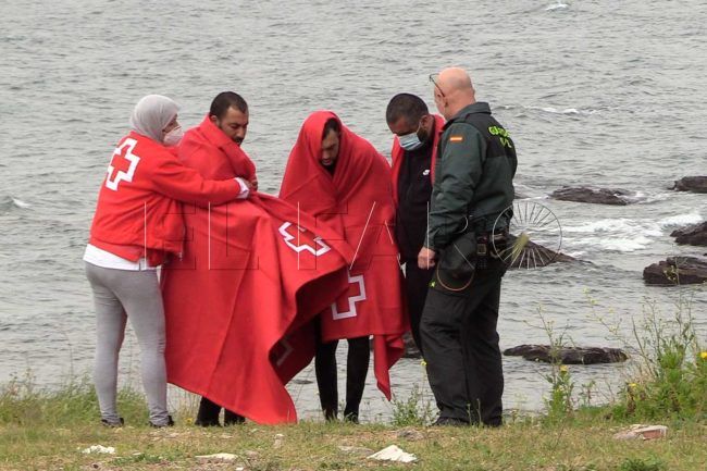 Exhaustos, al límite: así han llegado a Ceuta dos inmigrantes marroquíes