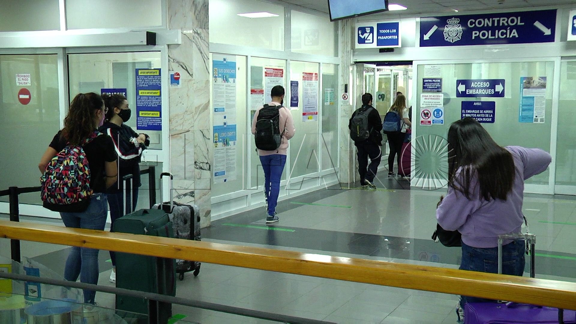 embarque-puerto-ceuta-personas-gente