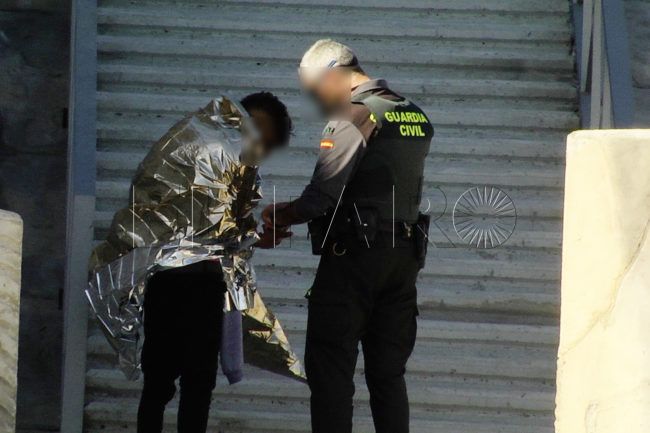 La Guardia Civil rescata a unos atrapados marroquíes que pretendían la fuga