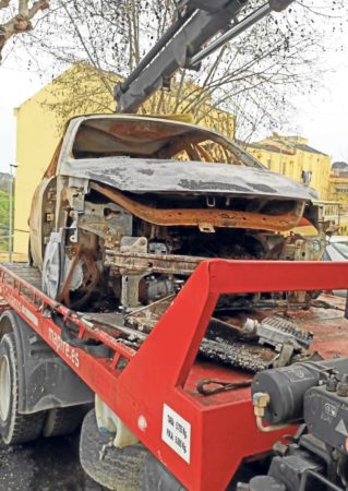 recogida-coche-quemado-3