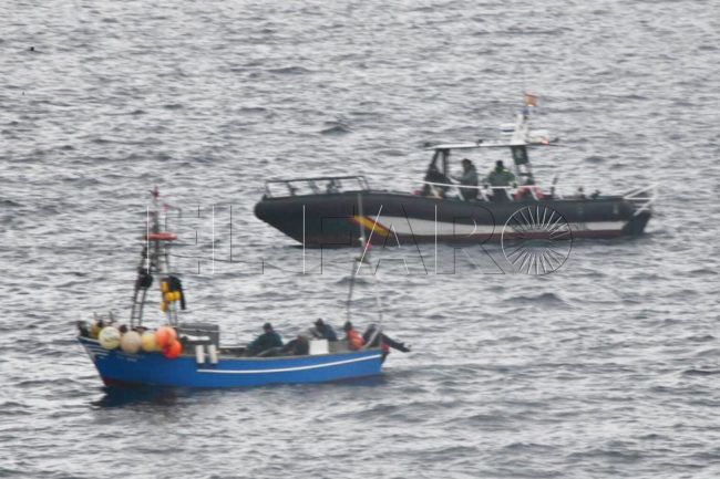 La Guardia Civil detiene a 2 pescadores marroquíes con inmigrantes