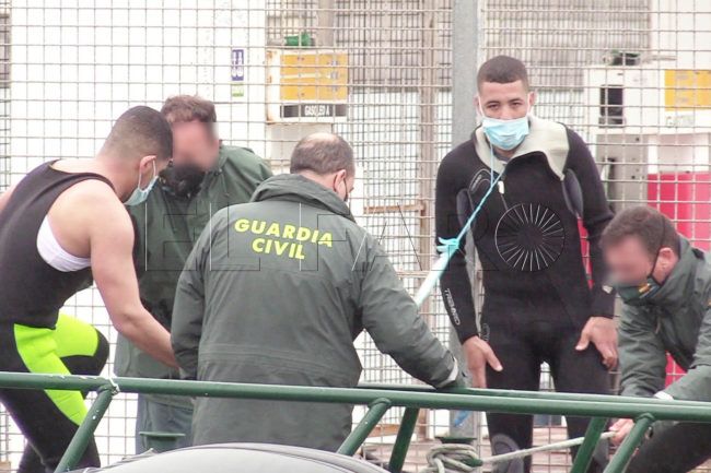 La presión de inmigrantes a nado choca con la falta de un albergue de acogida