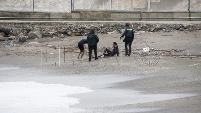 Se elevan a seis los marroquíes rescatados al cruzar a nado por el Tarajal