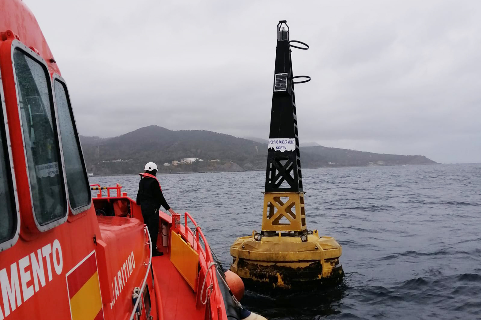 La corriente arrastra hasta Ceuta una boya cardinal que se desprendía del puerto de Tánger Med