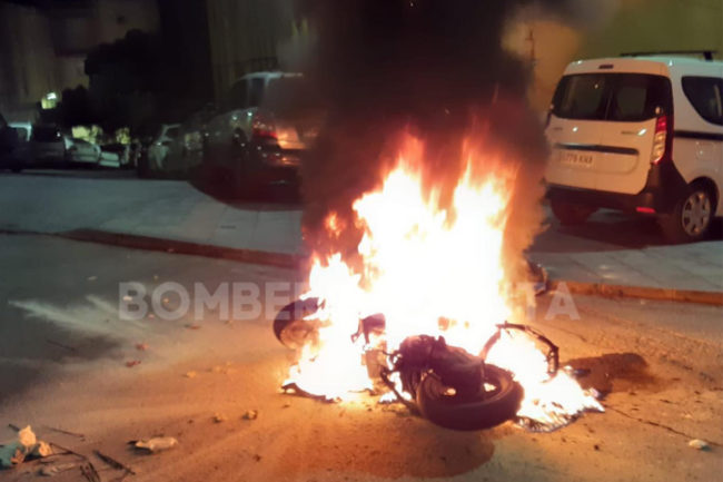 Arde un coche en Huerta Téllez y también un ciclomotor en Juan Carlos I
