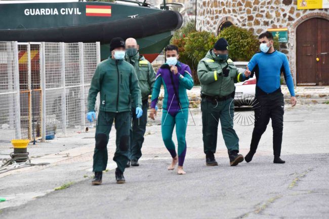 La Guardia Civil rescata, in extremis, a dos inmigrantes marroquíes en el Tarajal